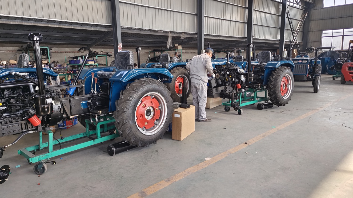 Huaxiang tractor assembly workshop with wheeled tractors in production
